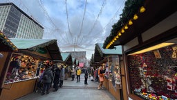 Gang des Essener Weihnachtsmarktes auf dem Kennedyplatz