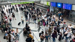 Zu sehen sind Passagiere am Flughafen Dortmund.