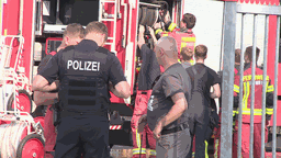 Die Feuerwehr und Polizei planen zusammen das Vorgehen 