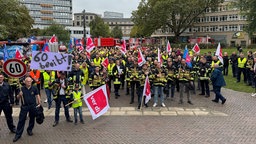 Feuerwehrleute protestieren gegen höheres Rentenalter