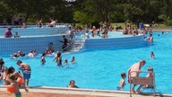 Badegäste genießen in Dortmunds größtem Freibad den Sommer