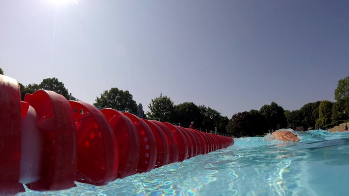 Ein Becken im Freibad.