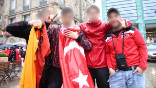 Fans zeigen nach dem Spiel der Türkei den Wolfsgruß