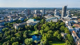 Grüne Hauptstadt Essen mit dem Blick auf die Skyline und einem grünen Park im Vordergrund