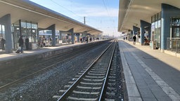 Schienen an Bahnsteig