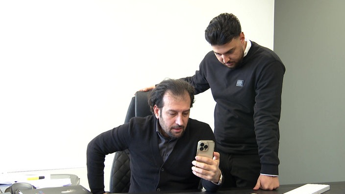 Cuma Demir und sein Sohn Emrecan telefonieren mit Angehörigen