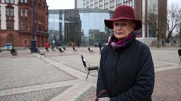 Anat Barsilai, Mitglied der jüdischen Gemeinde Dortmund, auf dem Friedensplatz vor den Portraits der Geiseln