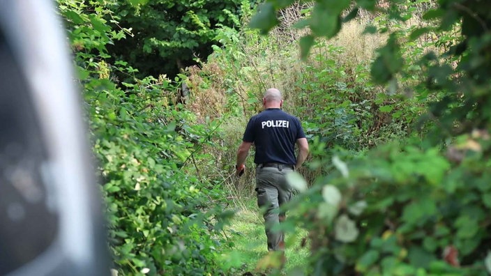 Ein Polizist an der Fundstelle