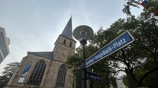 Straßenschild "Kardinal-Hengsbach-Platz" vor dem Essener Dom