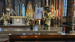 Der Altar in der Wallfahrtskirche in Kevelaer, ein Bild von Papst Franziskus, umstellt mit Blumen.