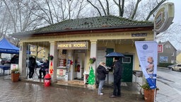 Das grau-gelb gestrichene Kiosk-Häuschen am Rande eines Platzes in Herne-Sodingen