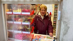 Heike Chuchra steht hinter dem Verkaufsfenster von "Heikes Kiosk" in Herne