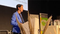 NRW-Landwirtschaftsministerin Silke Gorißen hält einen Vortrag.
