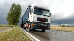 Ein Lkw fährt auf einer Straße.