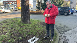 Udo Kath vom Arbeitskreis Lüner Stolpersteine steht an der Stelle, an dem die Gedenkplatten verschwunden sind.