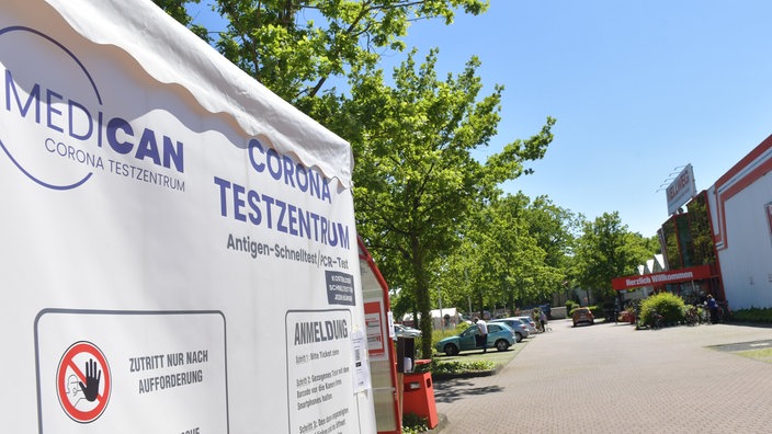 Weißes Zelt eines Corona-Testzentrums