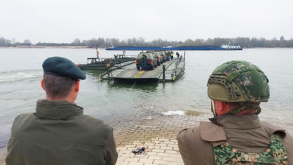 Zwei Militärs beobachten die Übung am Niederrhein