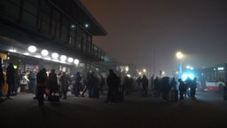 Viele Menschen vor dem Flughafen Dortmund bei dichtem Nebel