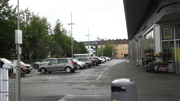 Ein Parkplatz der Lebensmittelkette Edeka mit geparkten Autos 