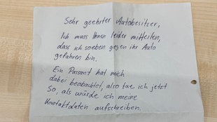 Ein Zettel von einem Parkrempler an einen Autobesitzer