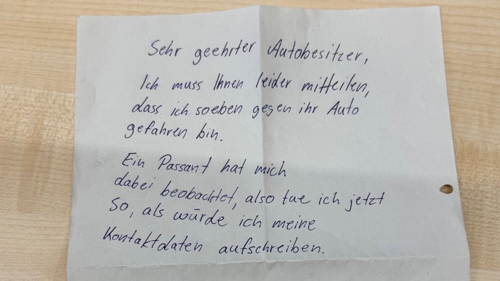 Ein Zettel von einem Parkrempler an einen Autobesitzer