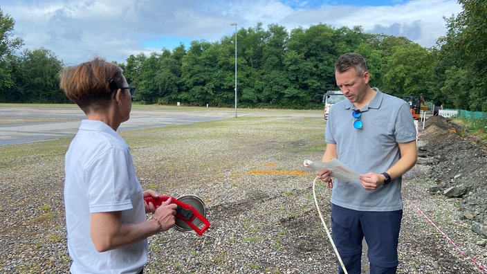 Platzmeister Tibo Zywietz schaut auf den Plan der Cranger Kirmes