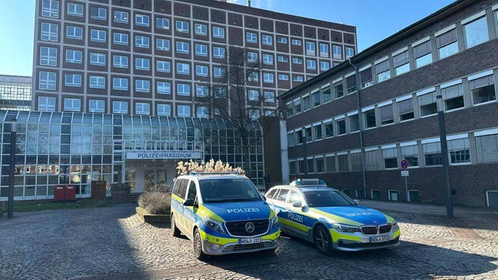 Vor dem Polizeipräsidum Hagen stehen zwei Einsatzfahrzeuge