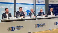 Ermittlungsleiter Gailer, der Duisburger Polizeipräsident Dierselhuis, NRW-Innenminister Reul, NRW-Justizminister Limbach und ZAC-Leiter Hartmann bei einer Pressekonferenz zu einem Erfolgsschlag gegen Kinderpornografie