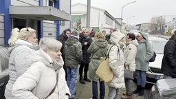 Beschäftigte von Wurst König vor der Zentralev in Essen am 20.01.2025