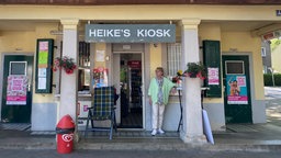 Heike Chuchra vor ihrem Kiosk