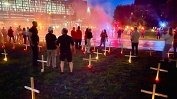 Mehrere hundert Beschäftigte protestieren am Donnerstagabend vor der Hauptzentrale von Thyssenkrupp Steel in Duisburg.