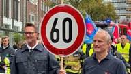 Feuerwehrleute protestieren in Essen