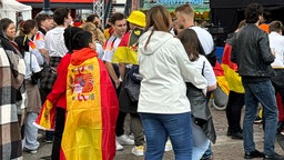 Fans der deutschen und spanischen Mannschaft warten auf den Anstoß