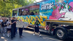 Ein bunt bemalter Truck bei der Rave-Demo gegen den AfD-Parteitag in Essen
