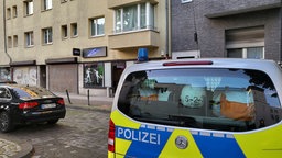 Polizeiauto vor einer Spielhalle