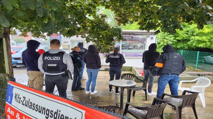 Polizisten stehen auf einem Platz 