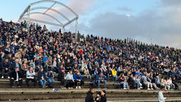 Fans sitzen auf der Tribüne