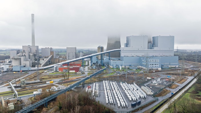 Das stillgelegte Kraftwerk Westfalen im Nebel 