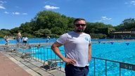 Mann mit Sonnenbrille steht im Gladbecker Freibad