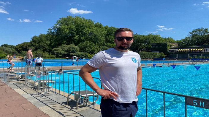 Mann mit Sonnenbrille steht im Gladbecker Freibad