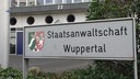 Ein Gebäude, davor ein Schild mit der Aufschrift "Staatsanwaltschaft Wuppertal"