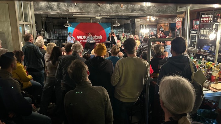 Viel Andrang beim Lokalzeit Stadtgespräch zur Rüttenscheider Straße in Essen am 20.03.2025