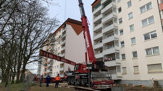 Stahlträger zur Sicherung des einstürzgefährdeten Hochhauses in Essen-Freisenbruch wird am 22.01.25 eingesetzt (Außenansicht)