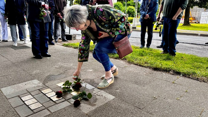 Sue Hannam bei der Stolperstein Verlegung