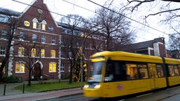 Die Straßenbahnlinie 109 fährt vor dem Franz-Sales-Haus 