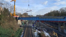 Kräne helfen beim Abriss alter Bahnbrücken