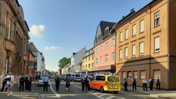 Großansicht einer straße in Castrop-Rauxel, auf der sich mehrere Polizisten befinden.