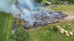 Drohnenaufnahme der brennenden Strohballen