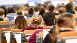 Studierende sitzen in einem Hörsaal