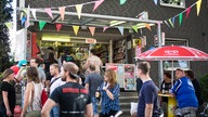 Zahlreiche Besucher in Gelsenkirchen vor Dieter Tölles Trinkhalle